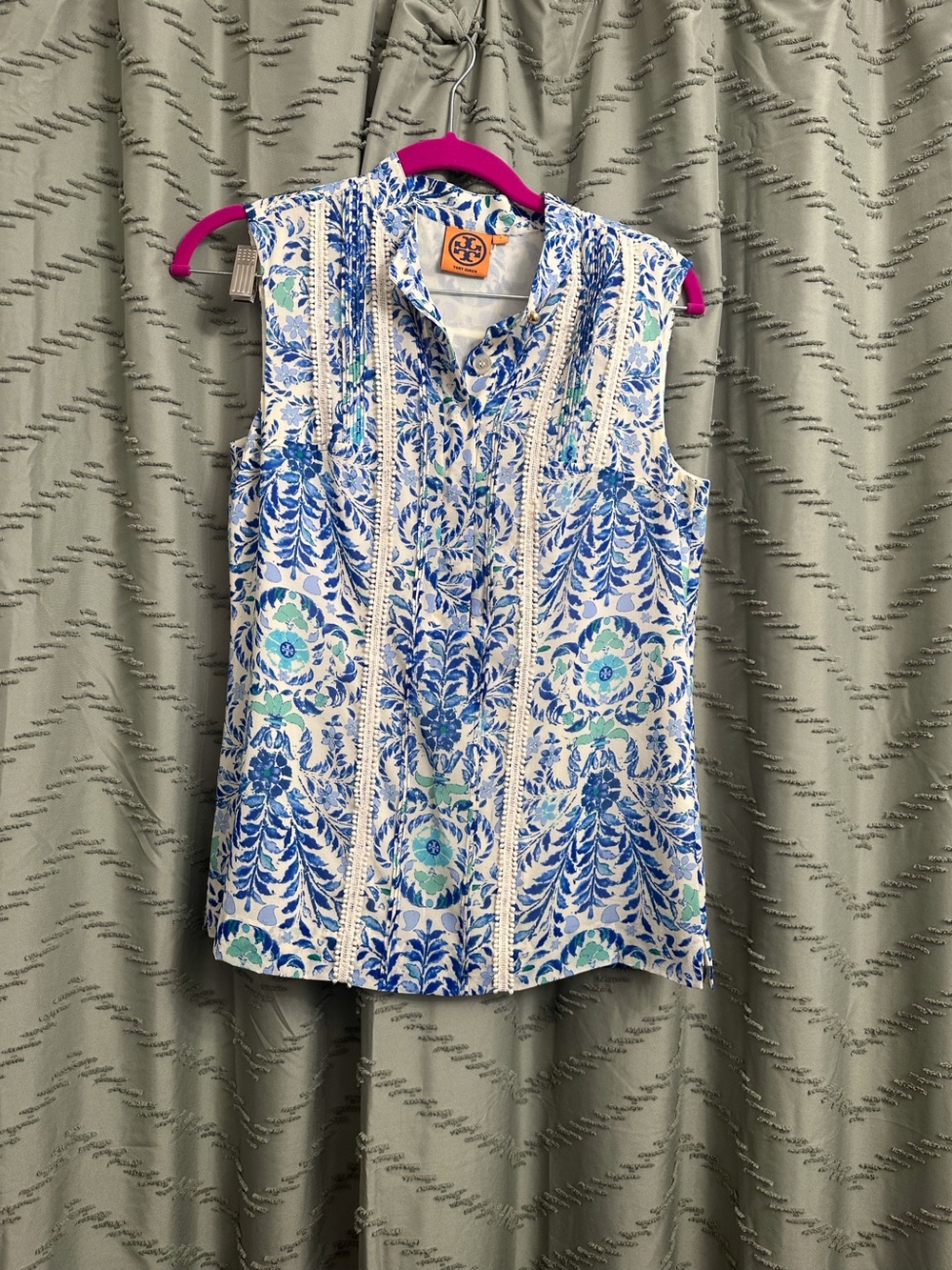 Tory Burch Blue Floral Sleeveless Button Front Blouse Top size 2
91% silk, 9% s